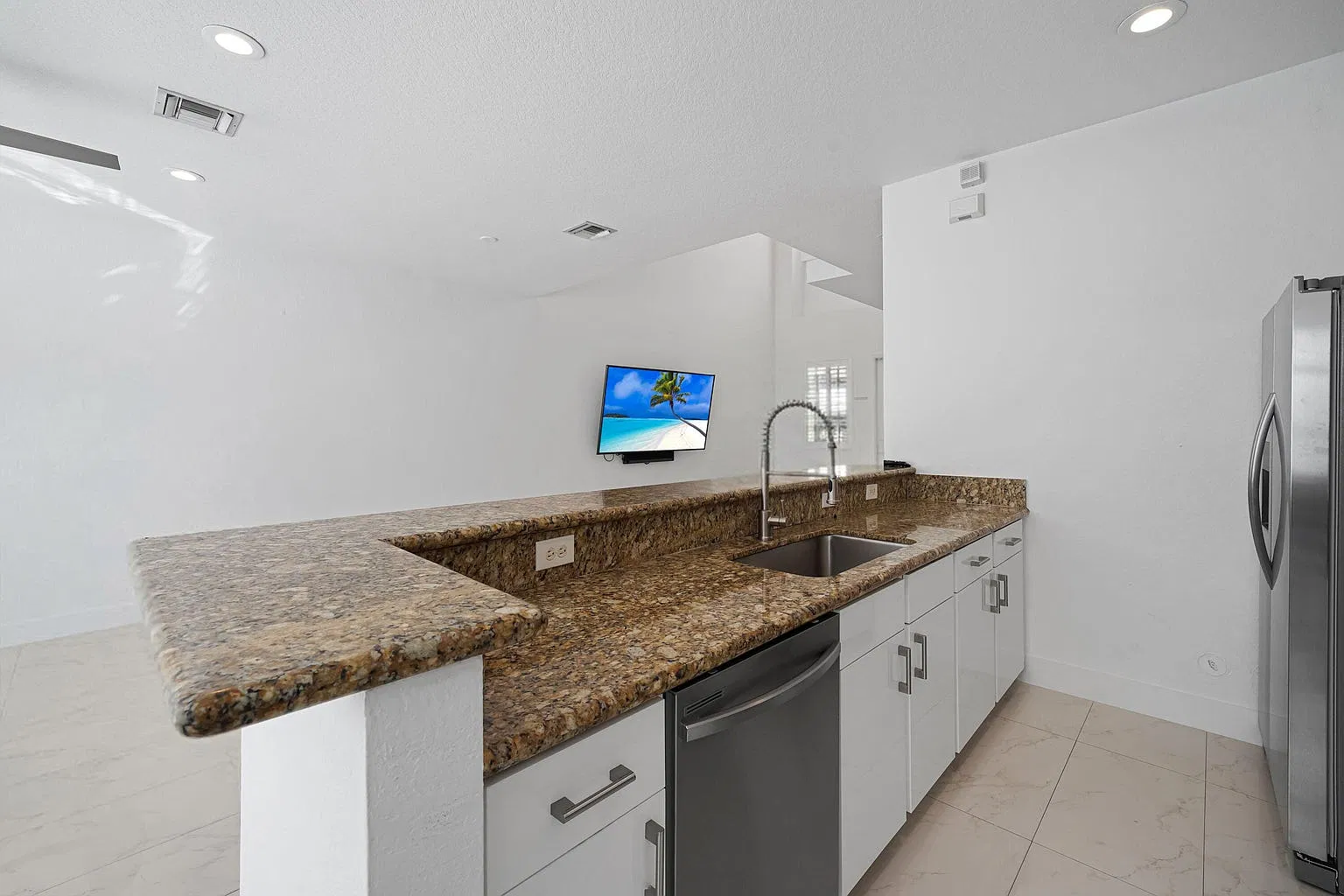 3 bed, 2.5 bath, 1912 sqft, $3,900 — Photo 3