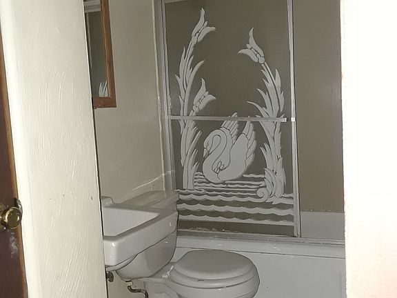 Bathroom with shower/tub combination