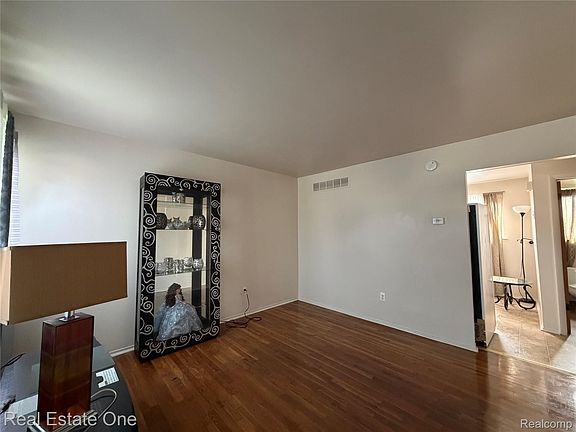 3rd image of 23517 Baker St