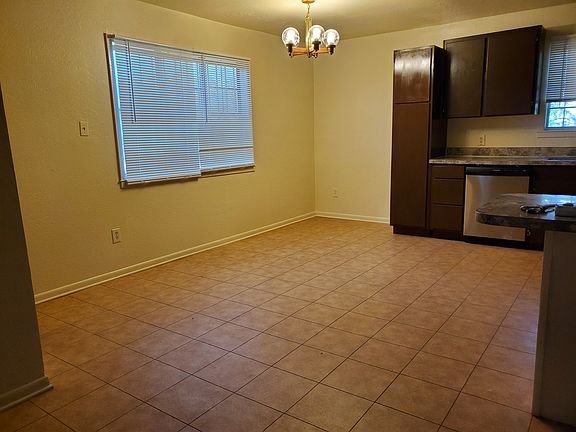 3rd image of 1005 Bessie St