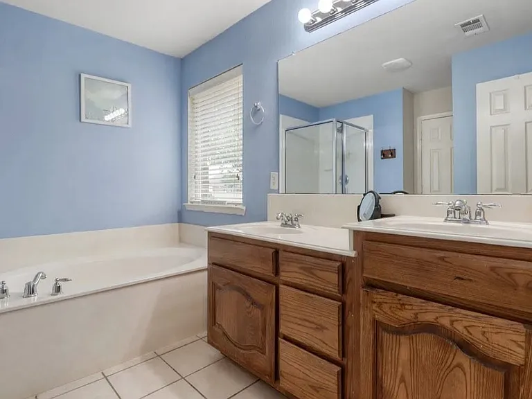 1112 Camelot Dr — Photo 12