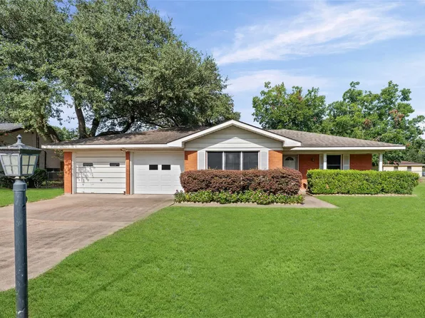 1005 N Fowlkes St, Sealy, TX 77474