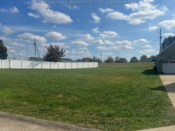 200 Kings Gate Dr, Milton, WV 25541