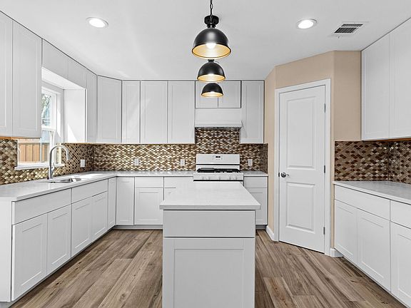 5th image of 209 W Victory Ave