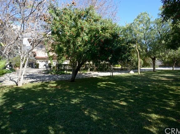 4th image of 615 E Miramar Ave