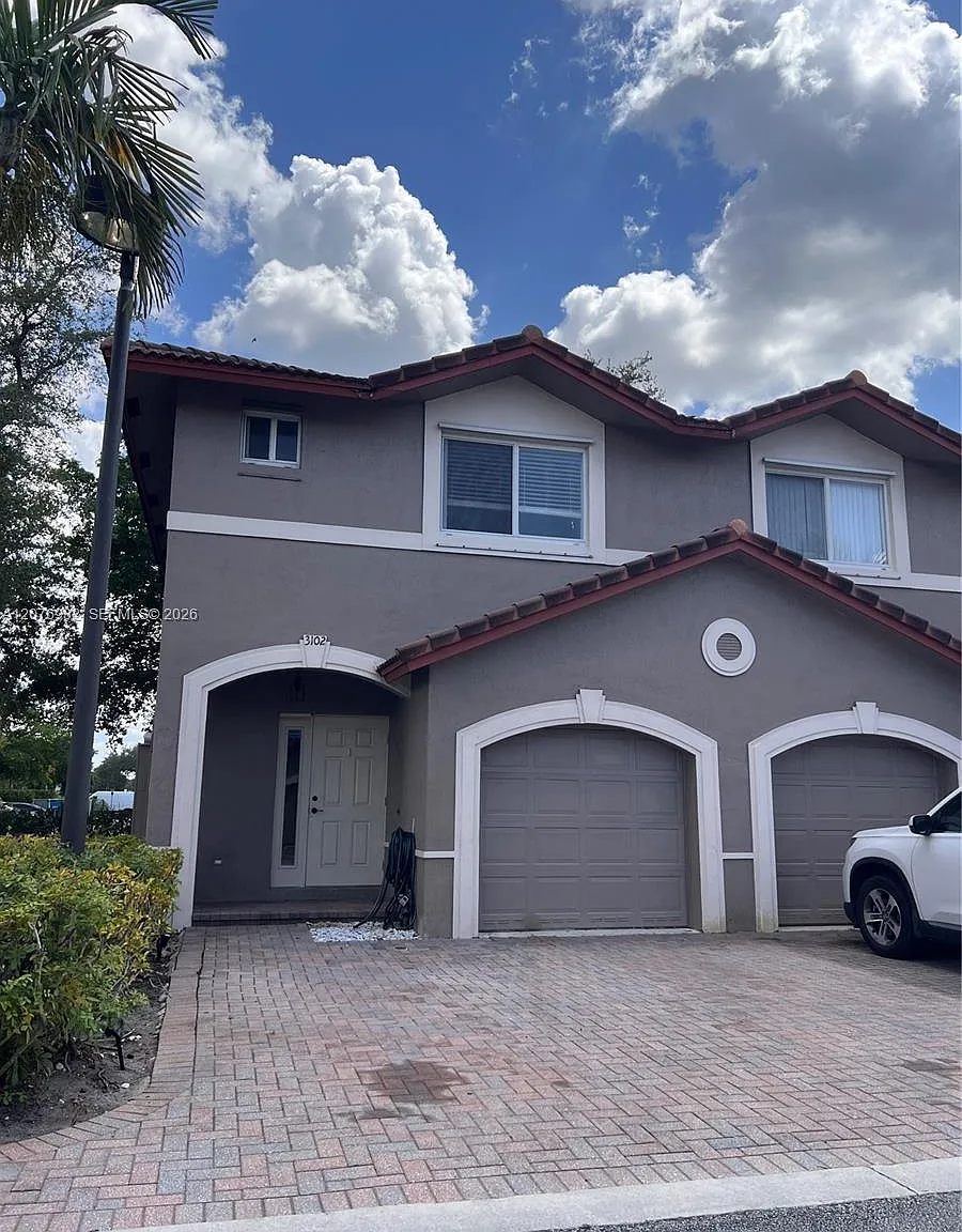 Coral Park Townhomes West — Photo 1