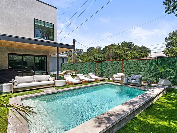 3rd image of 1304 Comal St