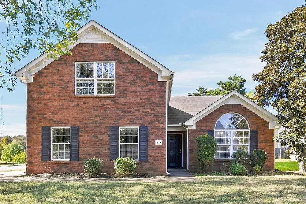 4 bed, 3.0 bath, 1835 sqft, $2,345 — Photo 1