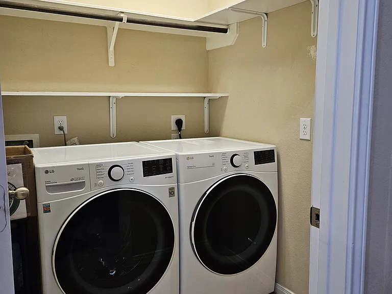 Washer/Dryer included.