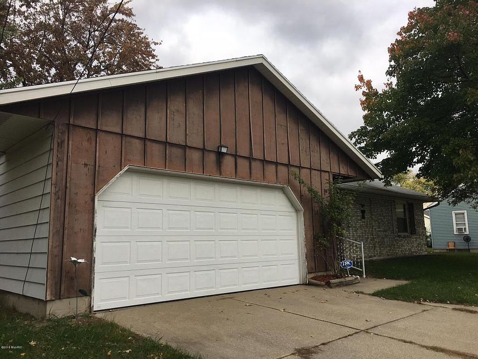 2nd image of 615 32nd St SW