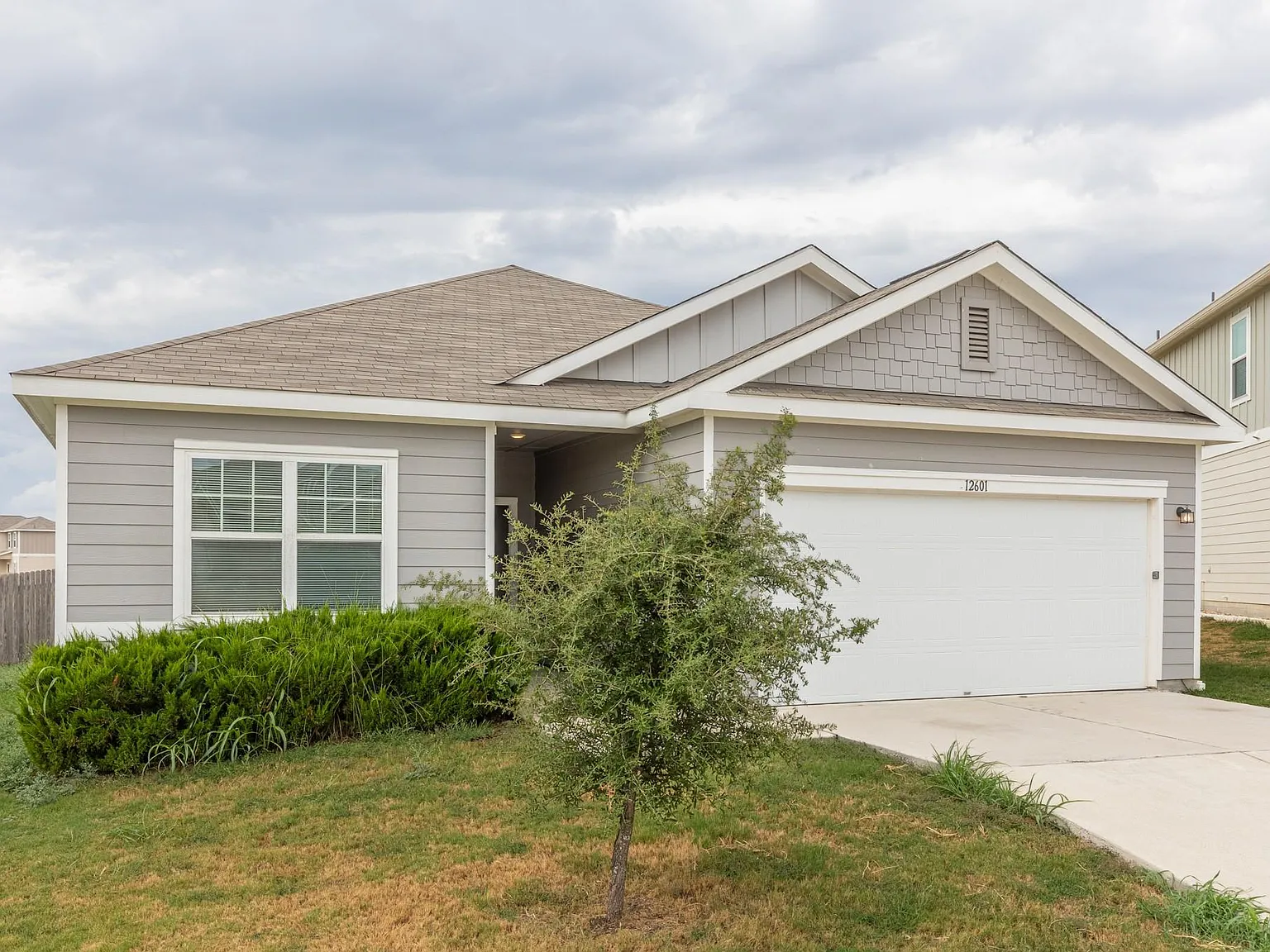 4 bed, 2.0 bath, 1827 sqft, $1,900 — Photo 3