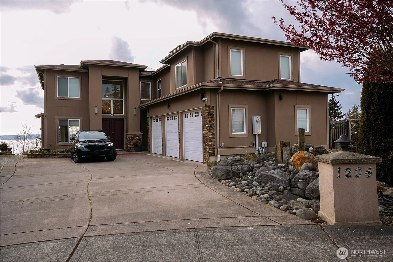 5 bed, 3.5 bath, 4750 sqft, $5,750 — Photo 2