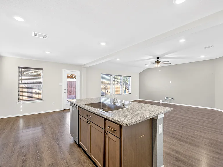 114 Harvard Blvd — Photo 10