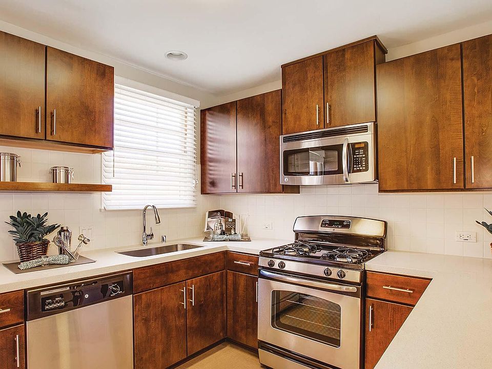 2nd image of 1037 Elkgrove Ave APT 3