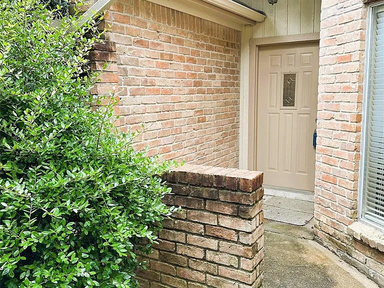 15127 Forest Lodge Dr — Photo 2