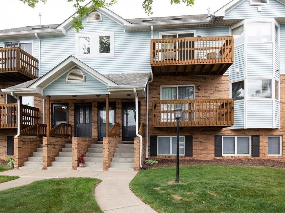 1st image of 233 Pinewood Cir #233