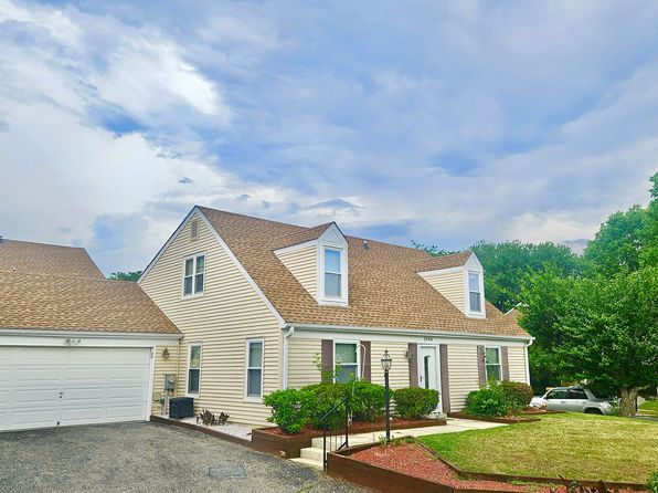 2446 Hyannis Ln