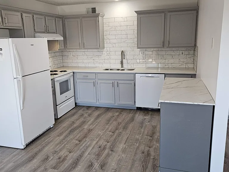 17641 W 111th Pl — Photo 10