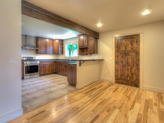 kitchen/dining area