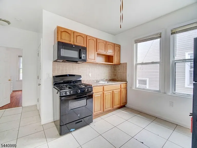 143 Huntington Ter #2R — Photo 8