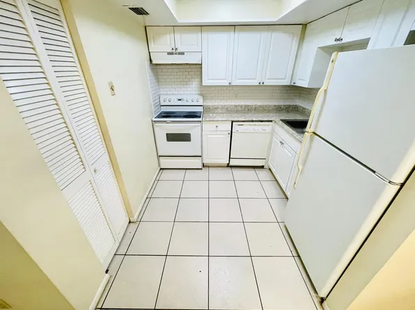 3096 Collin Dr APT B, West Palm Beach, FL 33406
