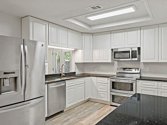 4th image of 1409 Windsor Ct
