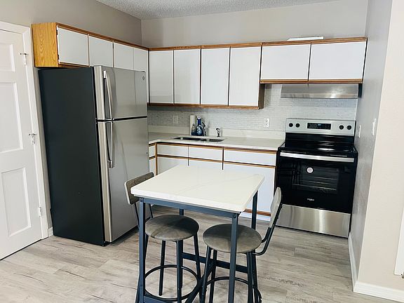 2nd image of 223 1/2 S Lakeview Ave