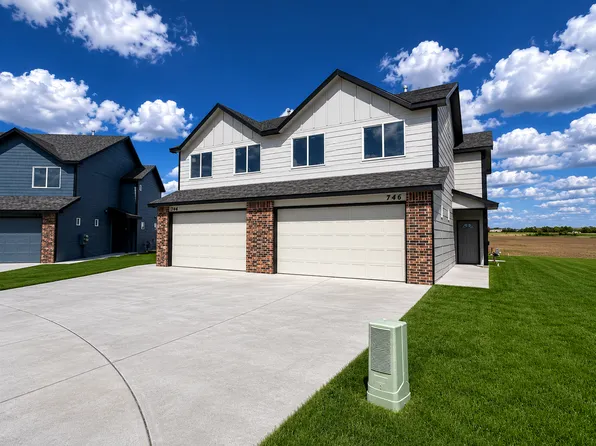 744 E Briarbrook Ct, Valley Center, KS 67147