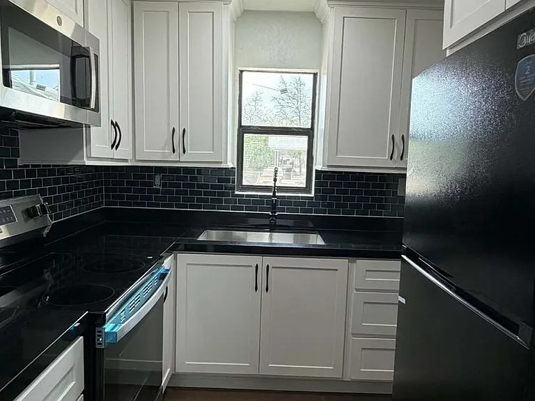 1602 Pena St — Photo 3