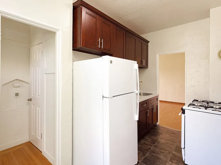 848 Vermont St — Photo 12
