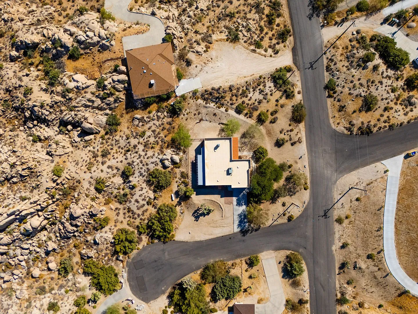 Views and boulders!! 4 bedrooms/2 Bathrooms — Photo 2