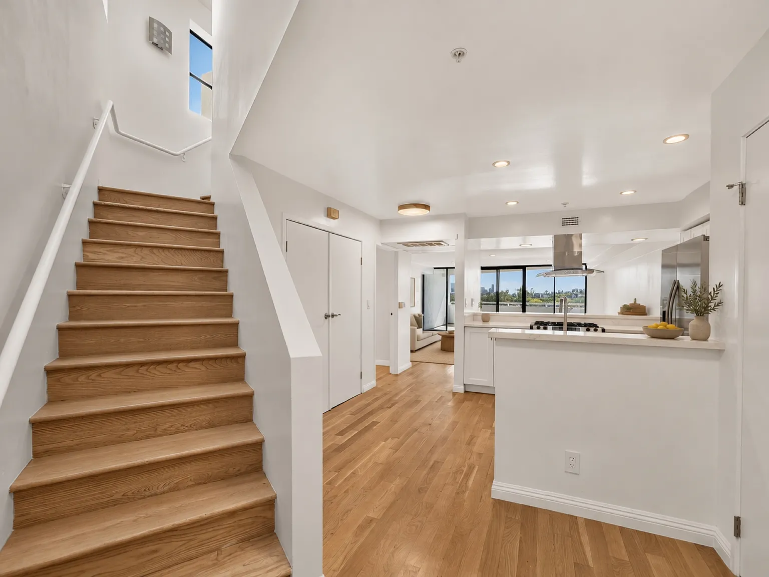 3 bed, 2.5 bath, 1740 sqft, $6,920 — Photo 3