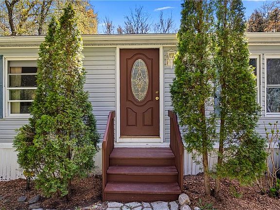 3rd image of 165 Spring St