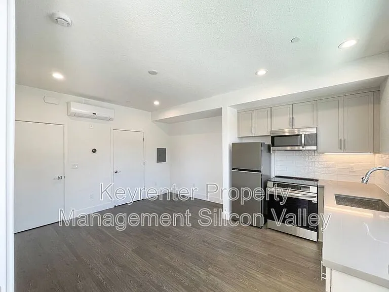 333 W Montague Expy — Photo 4