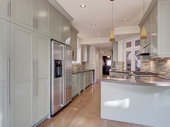 3rd image of 138 Fallingbrook Rd