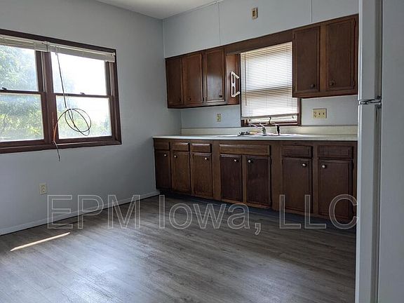 3rd image of 302 1/2 1st St SE