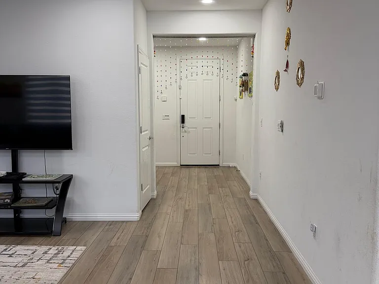 2880 Macabee Dr — Photo 2