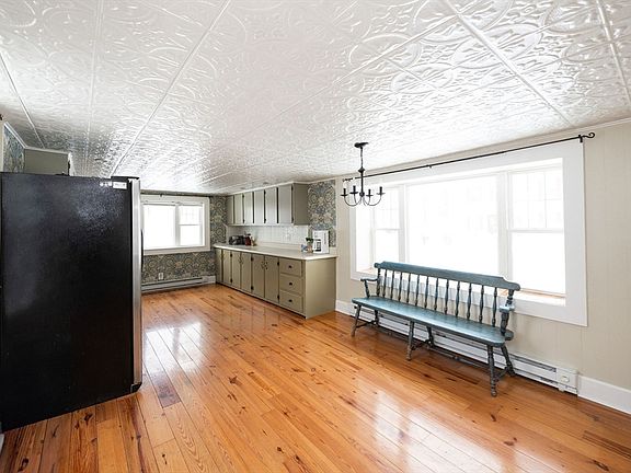 5th image of 21 Maple St