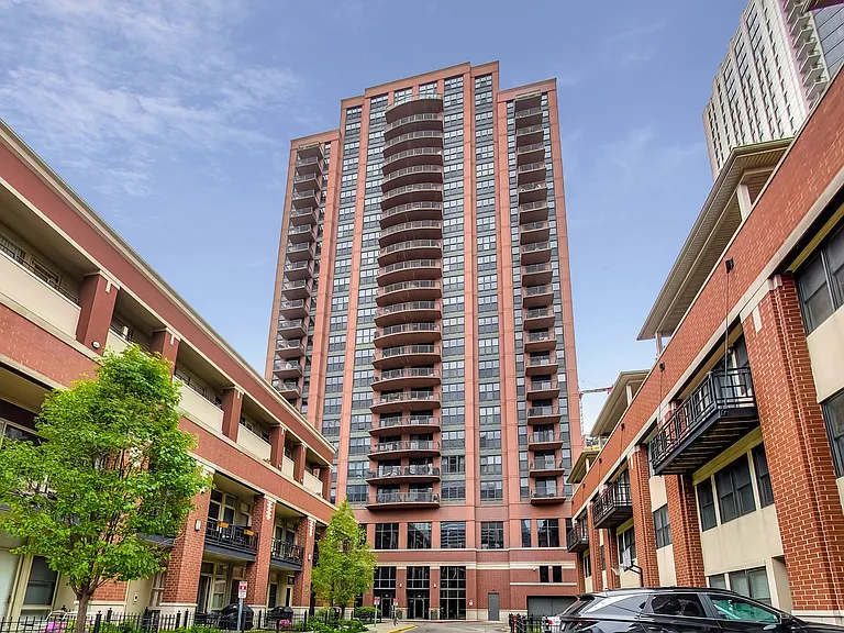 330 N Jefferson St #801 — Photo 1