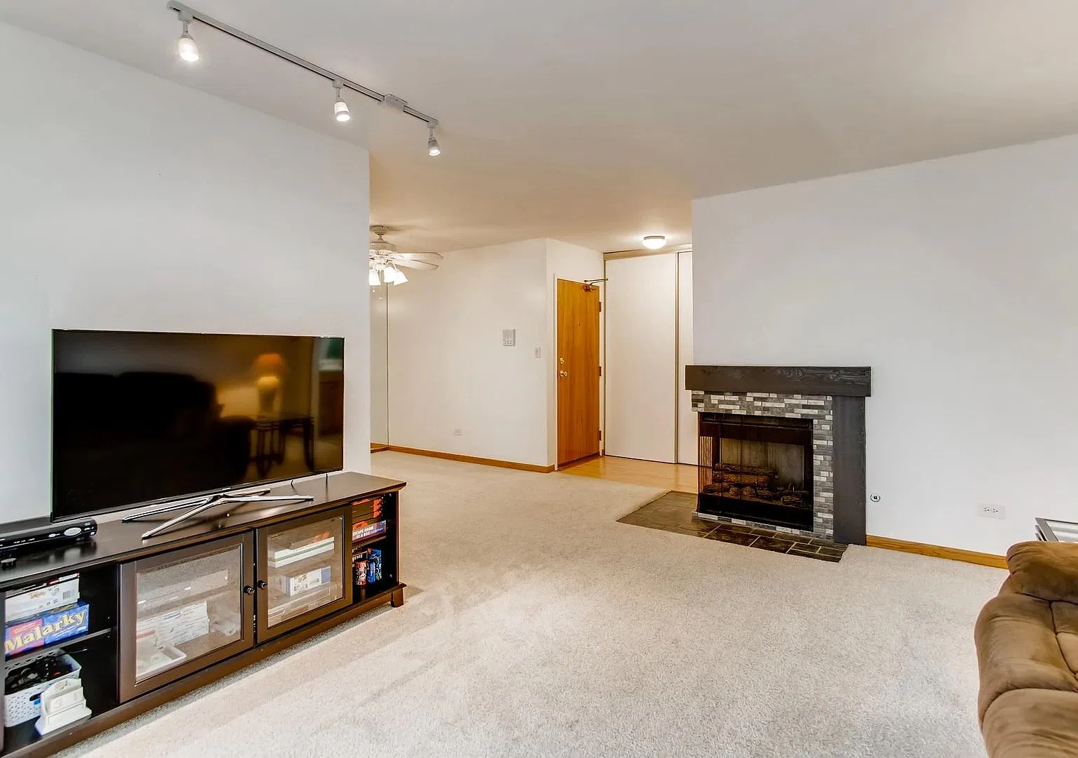 2 bed, 1102 sqft, $2,100 — Photo 3