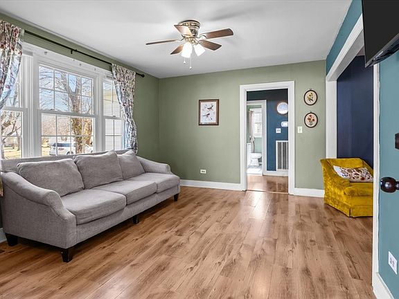 4th image of 102 Sutton Ave