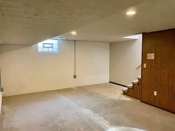 Basement rec room, ideal for work out space, craft room or home theatre use.