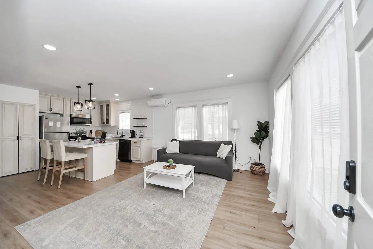 1 bed, 1.0 bath, 839 sqft, $2,075 — Photo 3