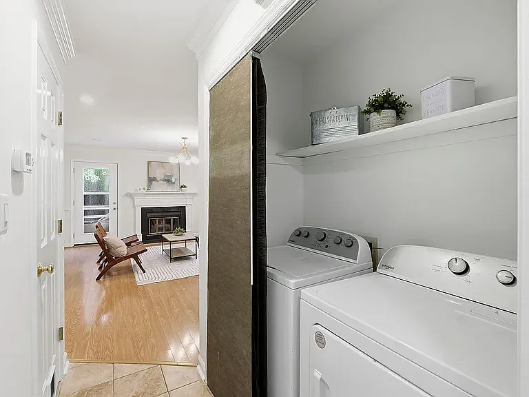 101 Thomas Ln #B1 — Photo 15