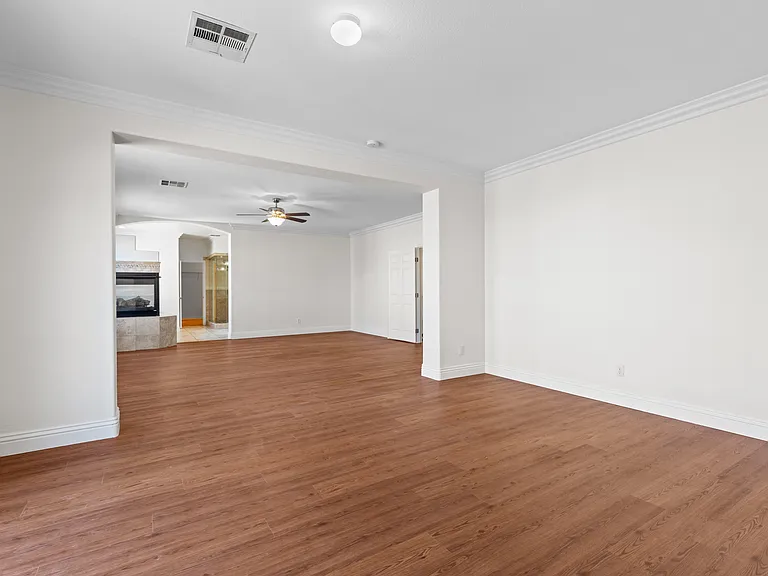 2733 Kildrummie St — Photo 18