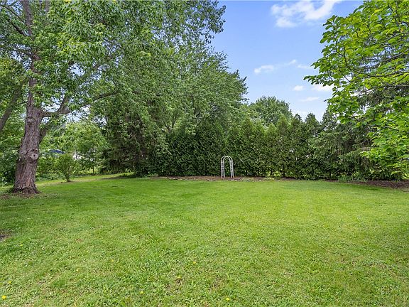 3rd image of 20 Paddington Dr