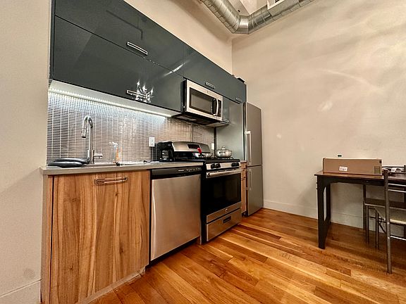 4th image of 372 Kosciuszko St #215
