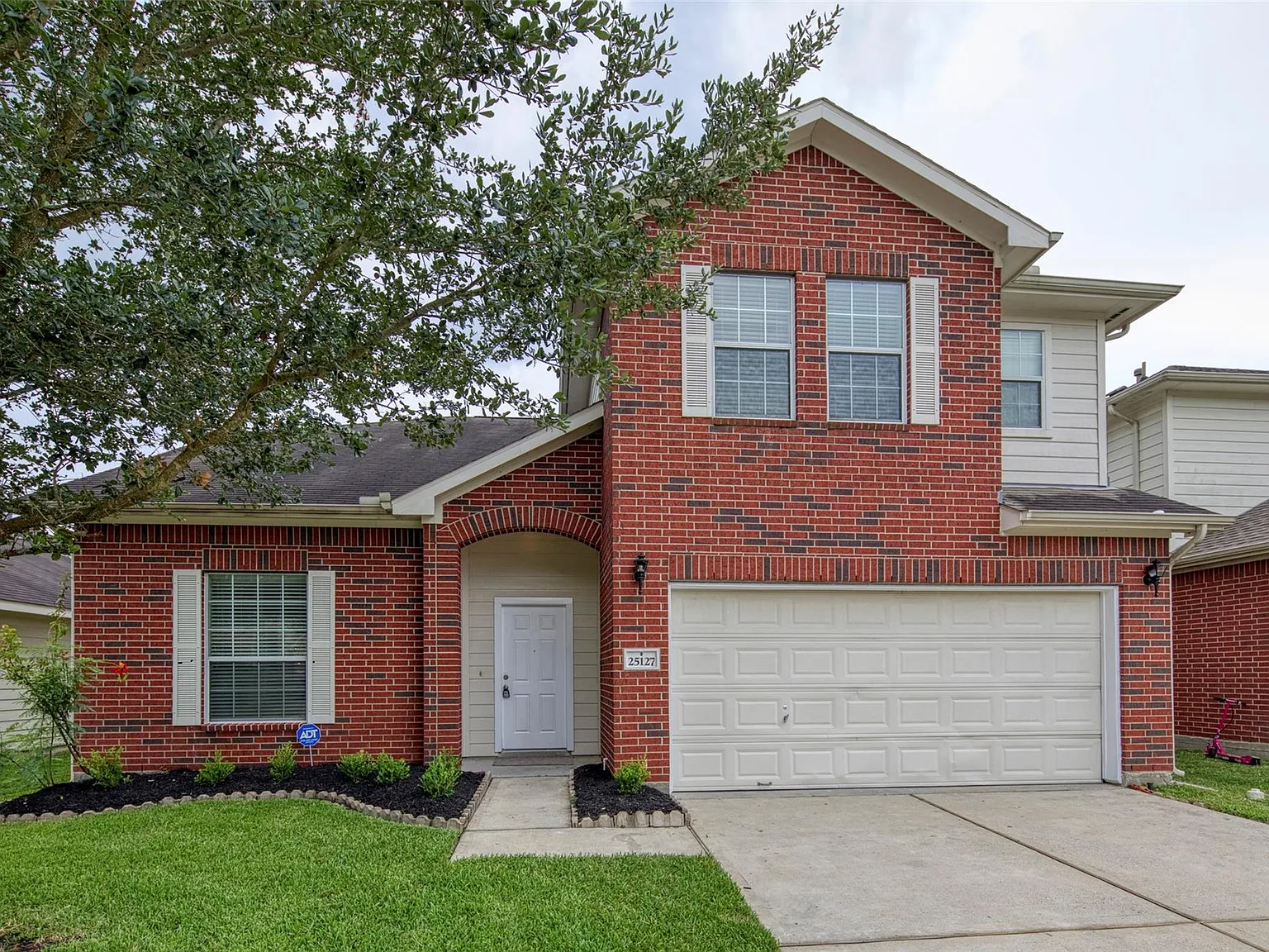 3 bed, 2.5 bath, 2199 sqft, $2,395 — Photo 2