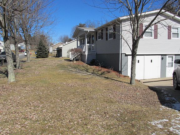 3rd image of 212 Sunset Dr