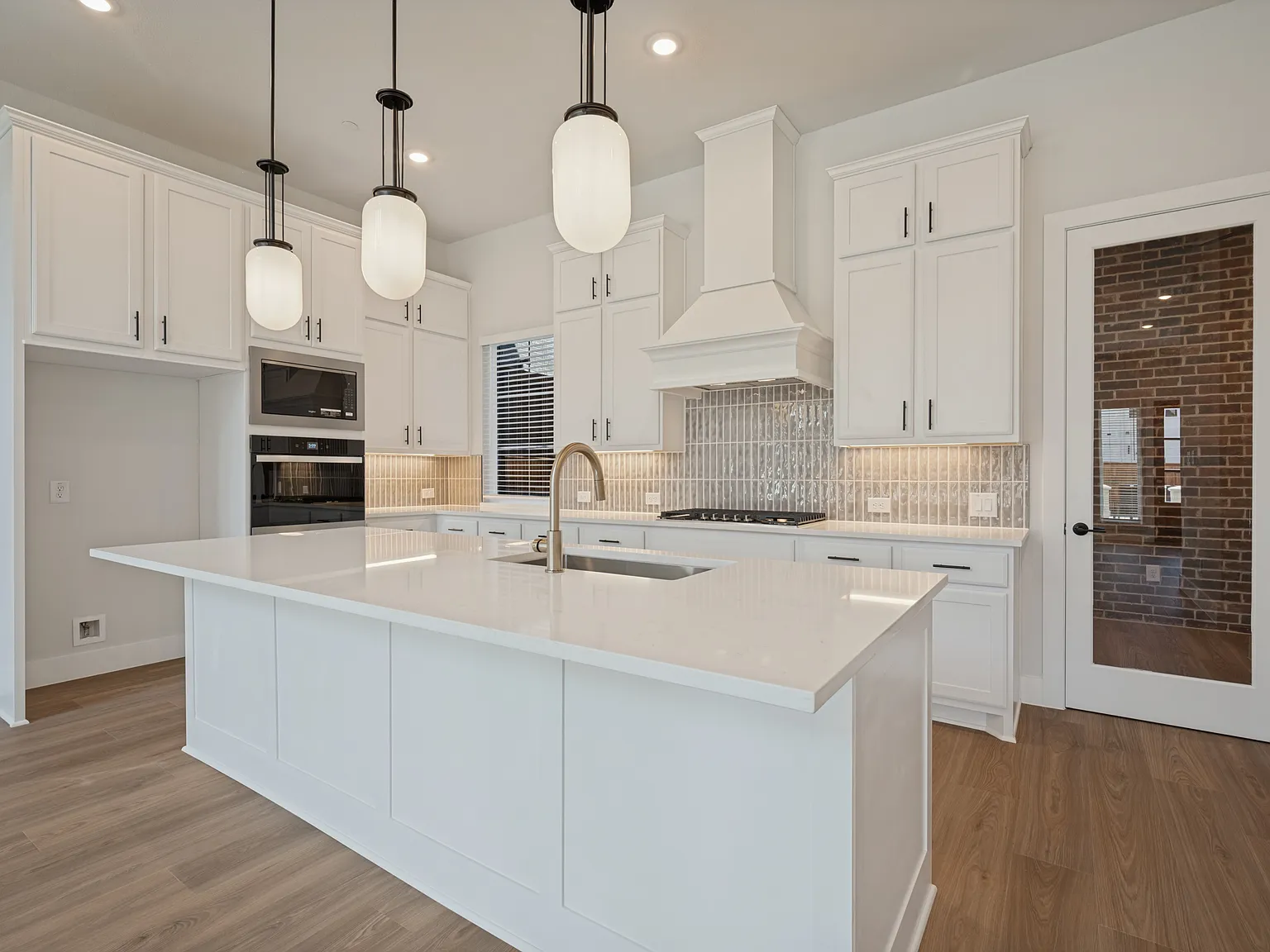 3 bed, 2.5 bath, 2398 sqft, $3,950 — Photo 4